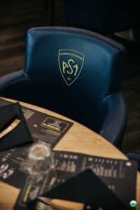 Brasserie The Oval et ses fauteuils soignés spécial "ASM"
